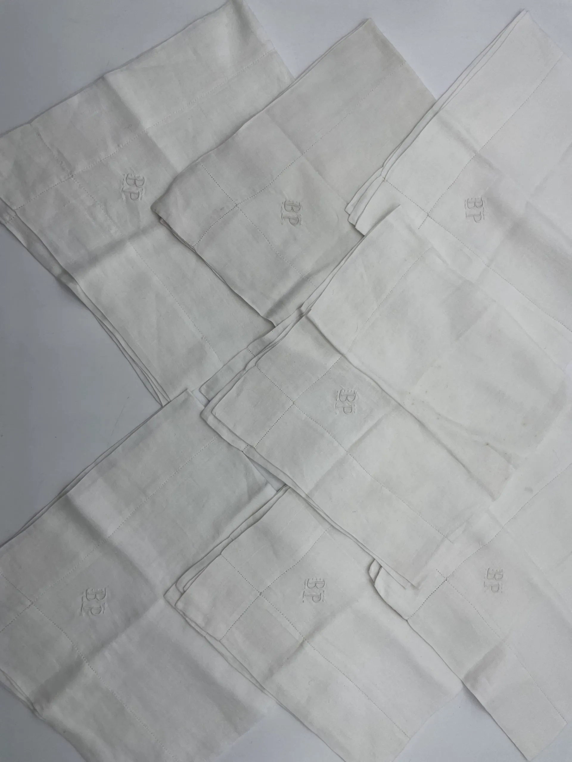 Lot de 7 serviettes de table brodées initiales monogrammes - Ressourcerie Histoires Sans Fin