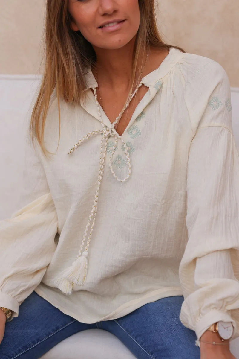 Tunique en gaze de coton crème broderie vert d'eau col v pompons